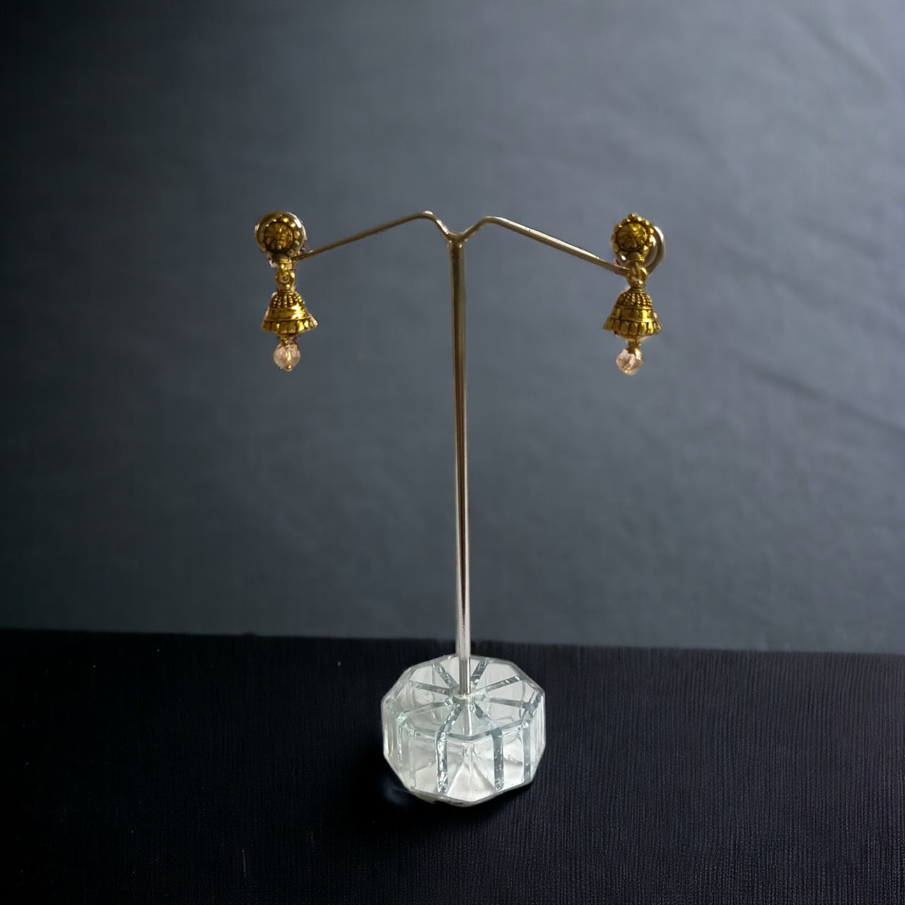 Aretes Dorados con Forma de  Campana - Lujo y Sabiduría