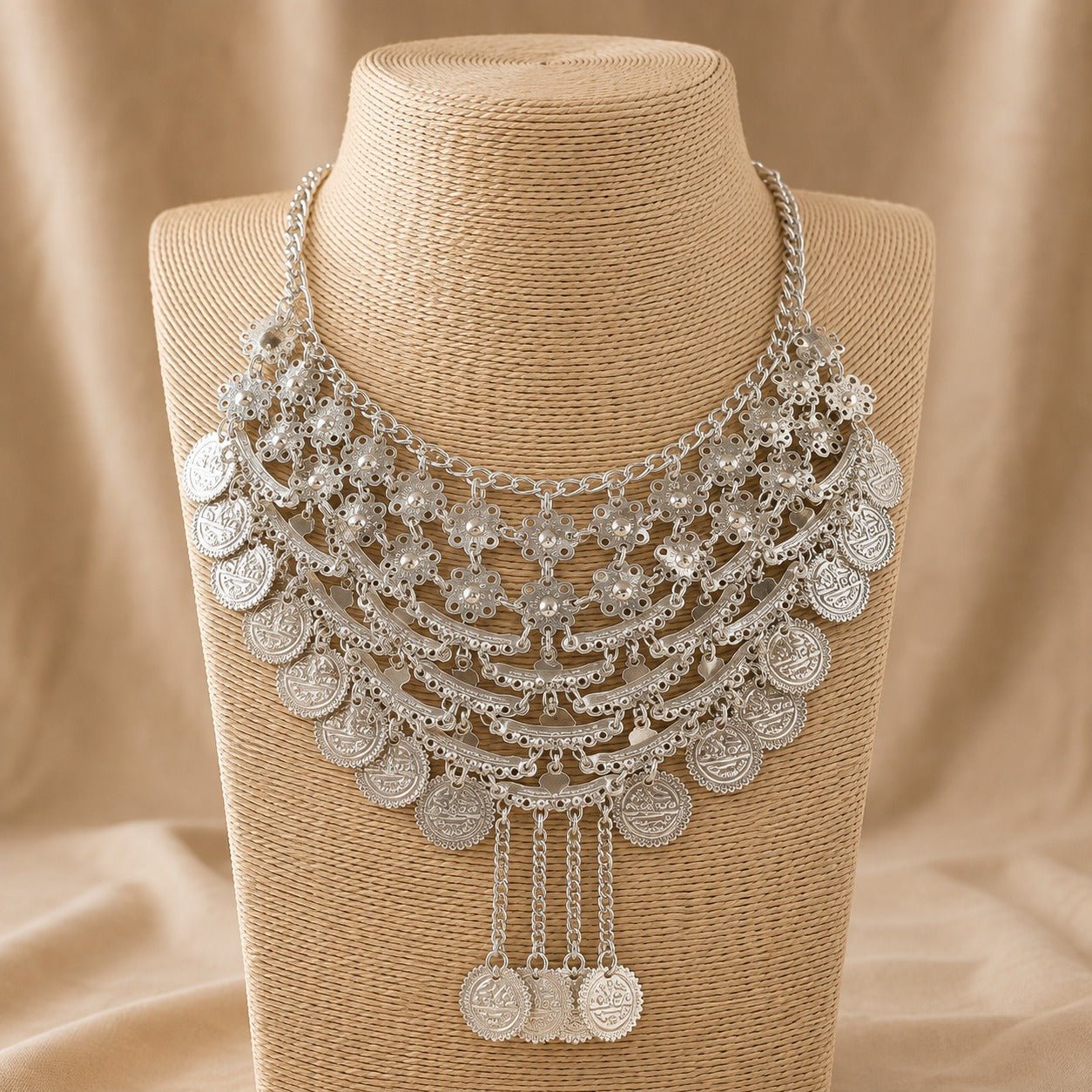 Collar Artesanal Monedas y Flores Plateadas - BOUTIQUEDELAINDIA