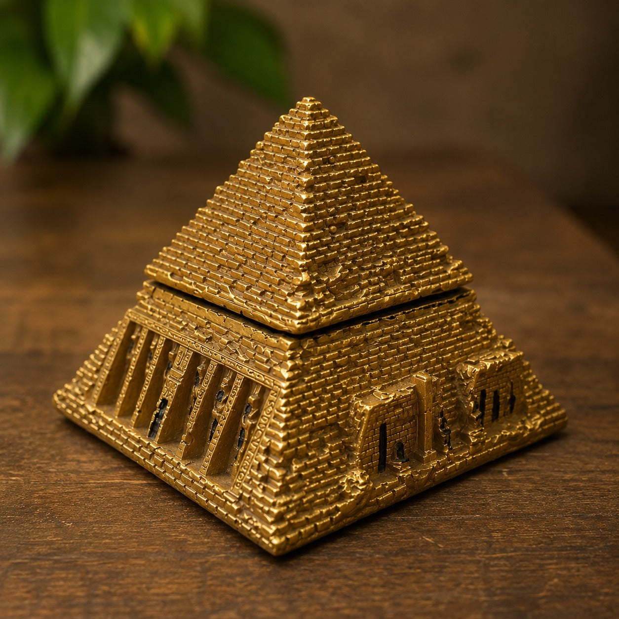 Figura Decorativa Caja Pirámide Horus Dorada