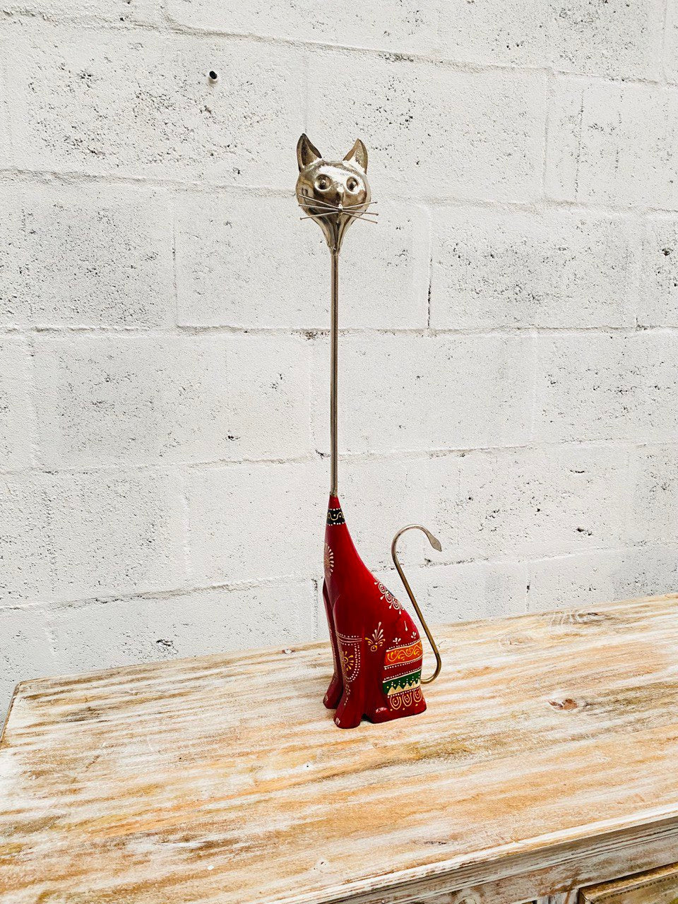 Figura Decorativa "Gato de Elegancia" - Madera con Cabeza de Latón y Pintura a Mano