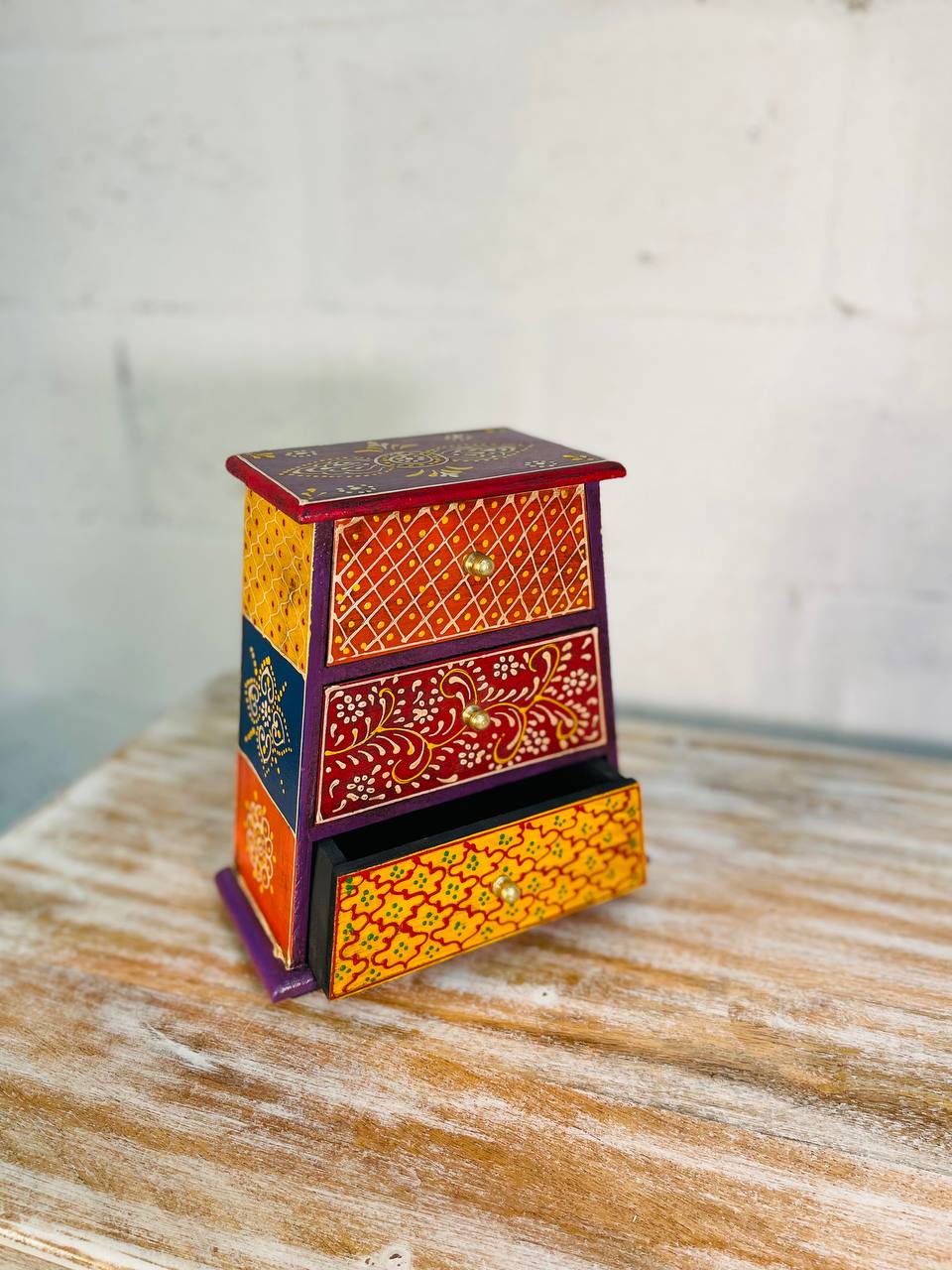 Joyero "Arte Tallado" - Madera Tallada y Pintada a Mano con Tres Compartimentos
