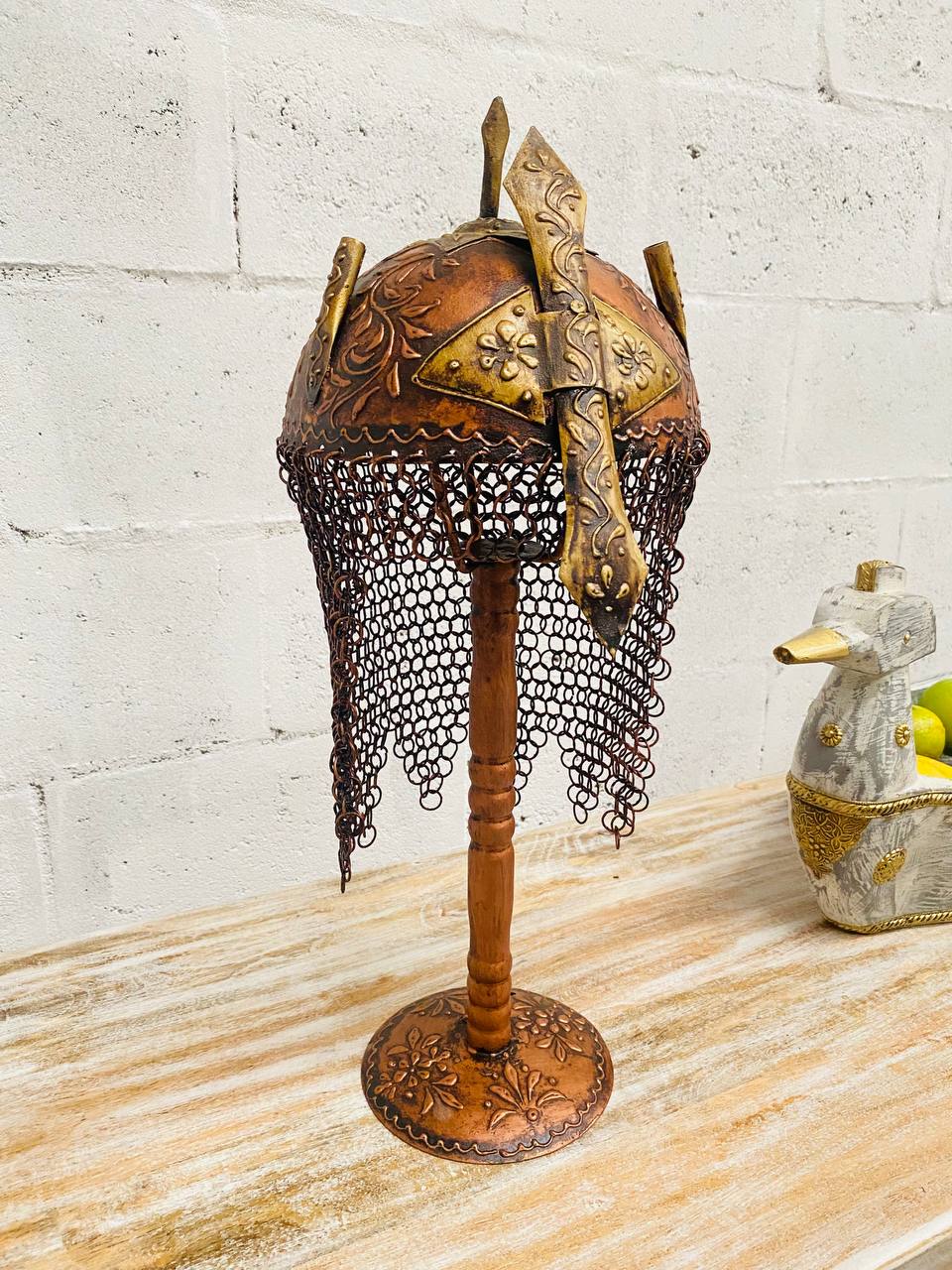 Casco de Guerrero Antiguo "Herencia de Latón" - Pintado a Mano con Detalles Tallados