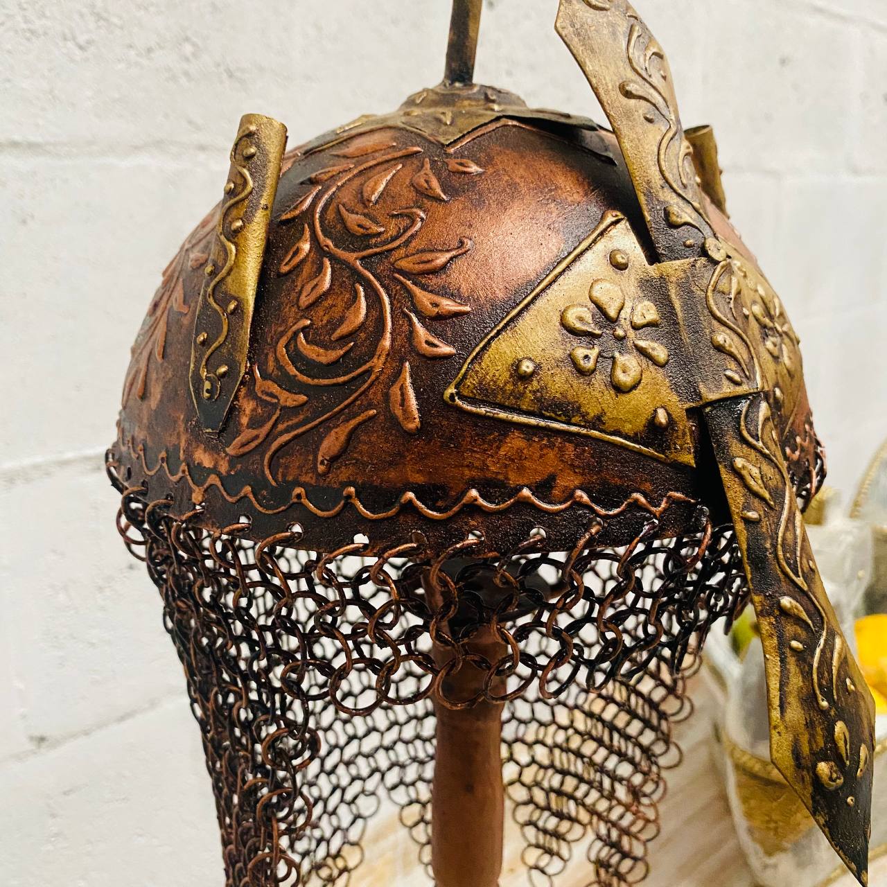 Casco de Guerrero Antiguo "Herencia de Latón" - Pintado a Mano con Detalles Tallados