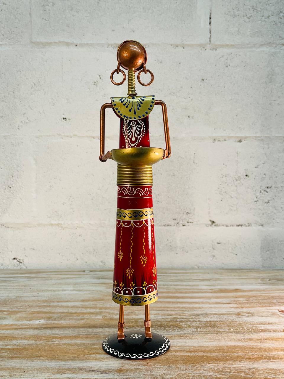 Portavela "Mujer Tribal" - Latón Pintado a Mano con Base para Vela