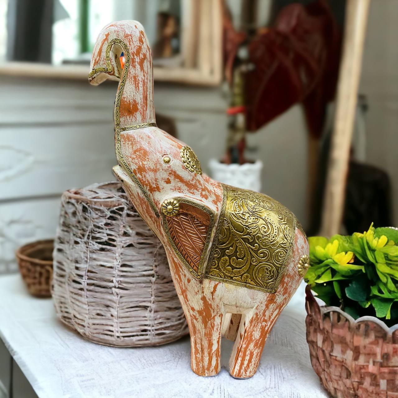Figura de Elefante "Elegancia Vintage" - Madera Tallada con Apliques en Bronce, Diseño Vintage y Toques Dorados