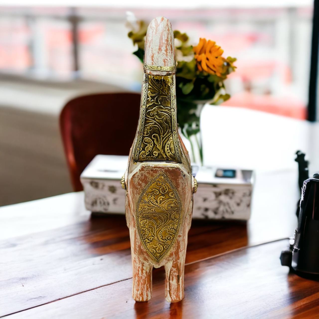 Figura de Elefante "Elegancia Vintage" - Madera Tallada con Apliques en Bronce, Diseño Vintage y Toques Dorados