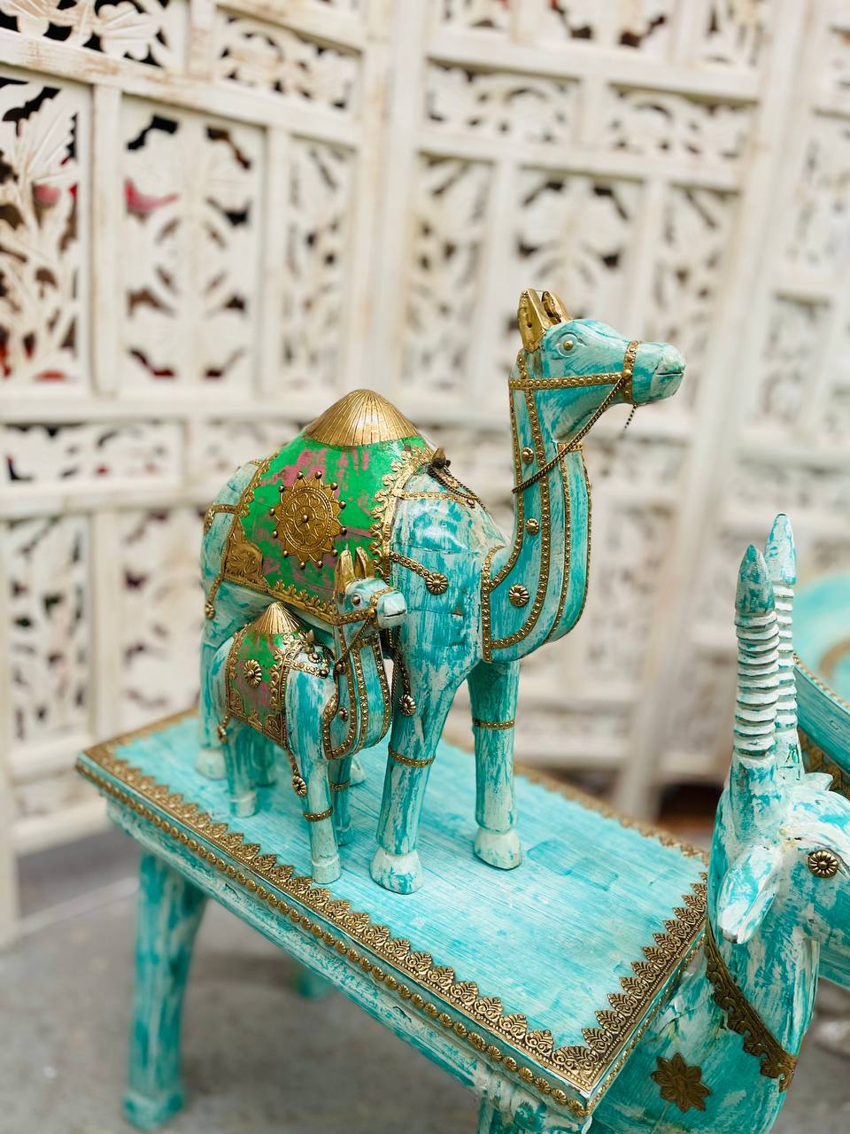 Figura de Camello "Encanto Oriental" - Madera Tallada con Apliques en Bronce, Diseño Vintage y Toques Dorados