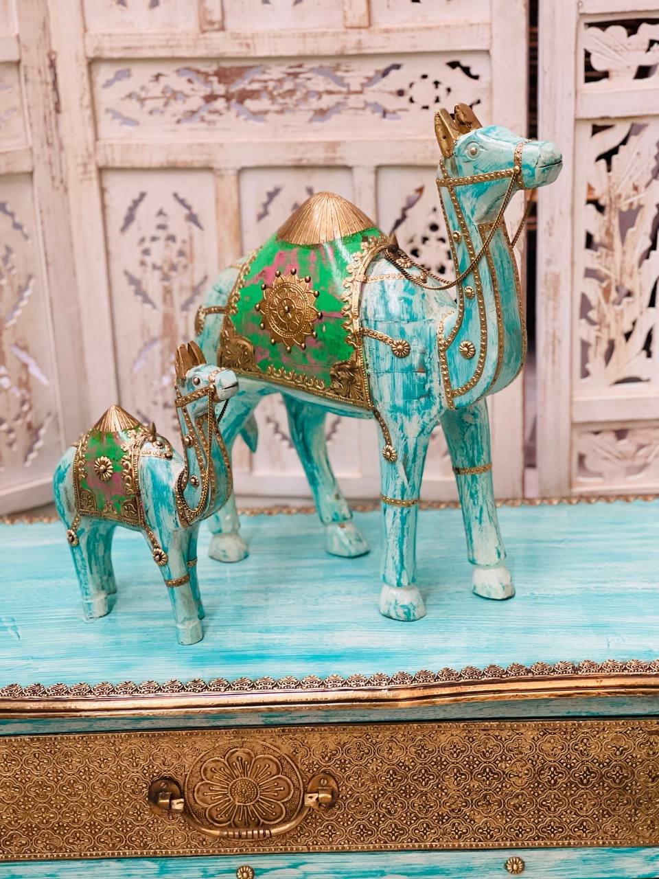 Figura de Camello "Encanto Oriental" - Madera Tallada con Apliques en Bronce, Diseño Vintage y Toques Dorados