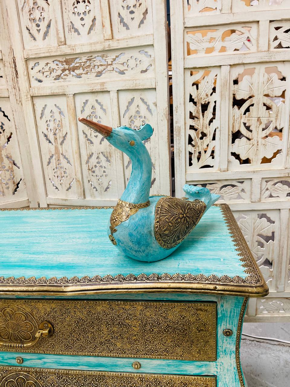Figura de Pato "Elegancia Aviar" - Madera Tallada con Apliques en Bronce, Diseño Vintage y Detalles Dorados
