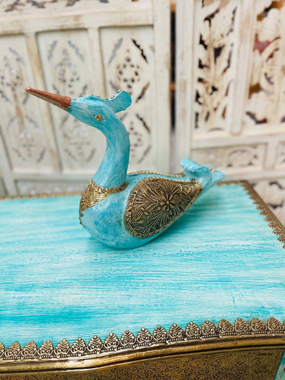 Figura de Pato "Elegancia Aviar" - Madera Tallada con Apliques en Bron