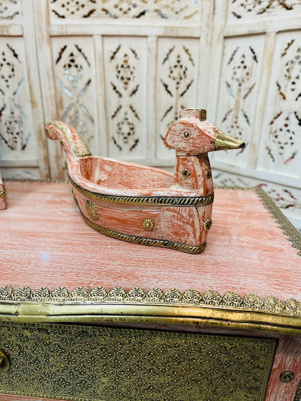 Bandeja de Pato "Elegancia Aviar" - Madera Tallada con Apliques en Bronce, Diseño Vintage y Detalles Dorados, Compartimento Central