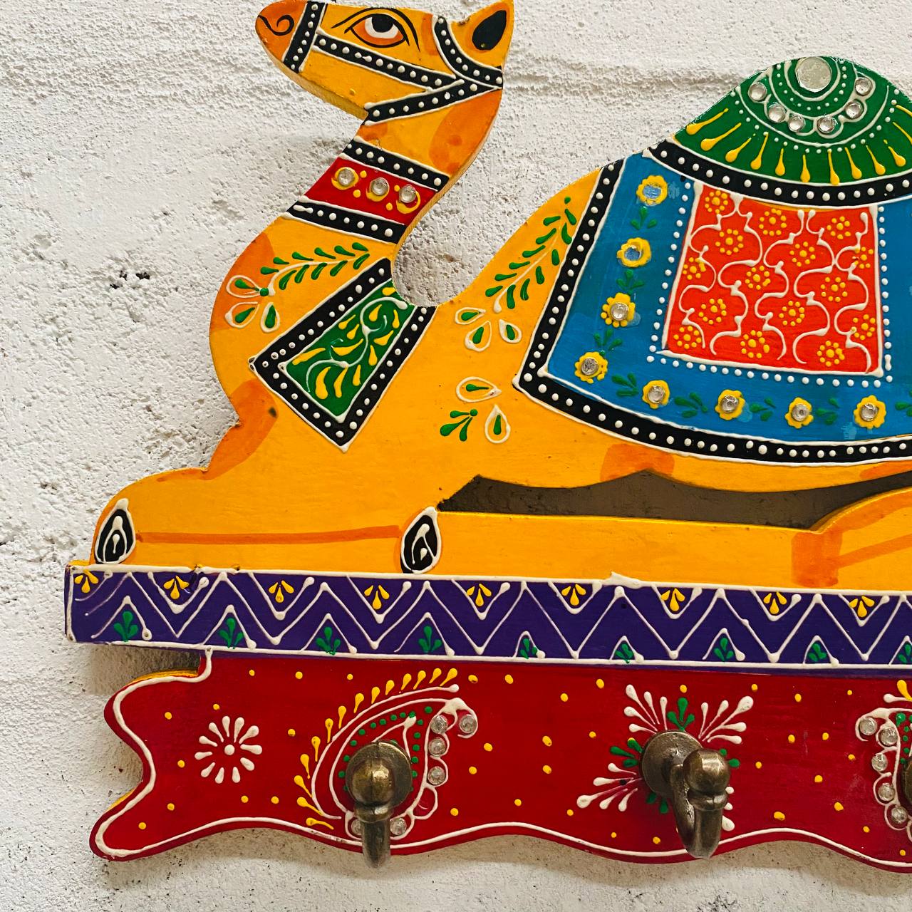 Porta Llavero "Camello Exótico" - Tallado y Pintado a Mano en Forma de Camello