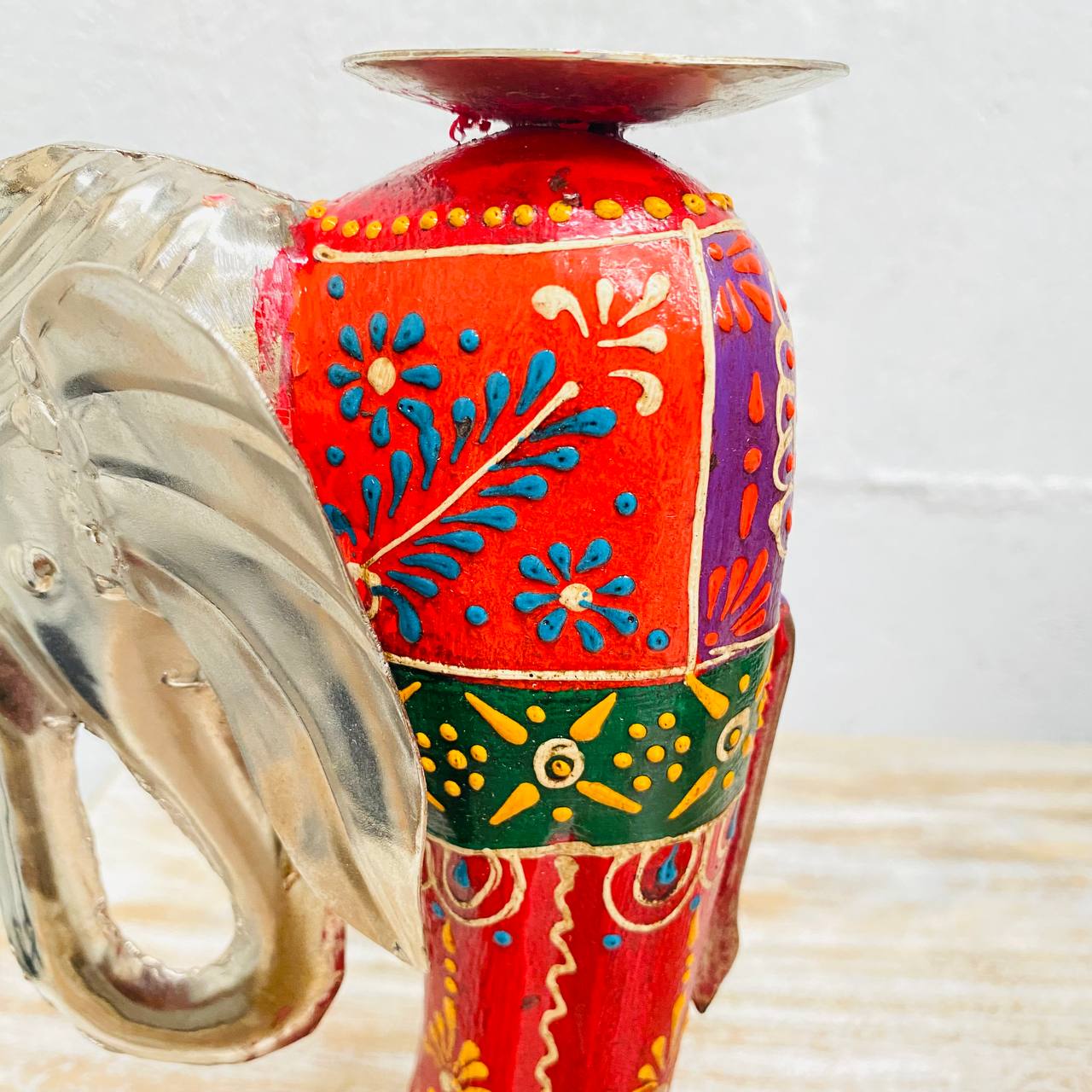Portavelas "Elegancia Elefante" - Madera y Metal Tallado, Diseño Pintado a Mano con Base para Vela