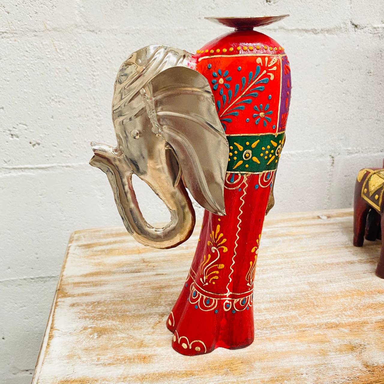 Portavelas "Elegancia Elefante" - Madera y Metal Tallado, Diseño Pintado a Mano con Base para Vela