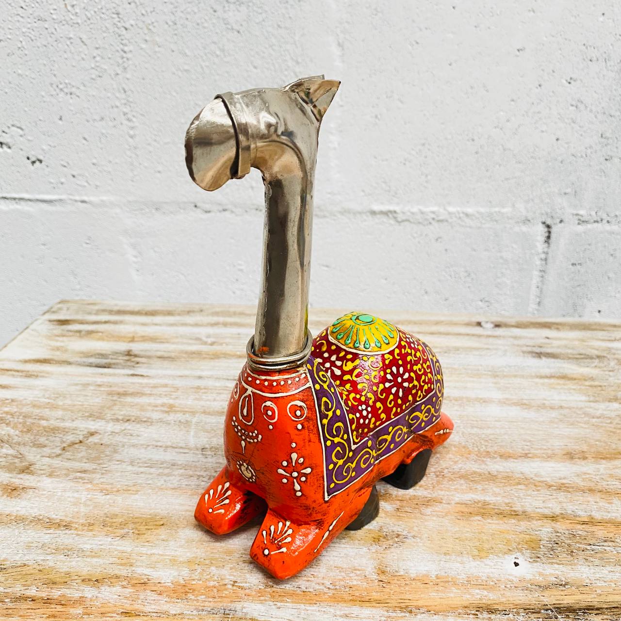 Figura de Camello "Elegancia Tallada" - Sentado, Tallado y Pintado a Mano en Madera y Latón con Dibujos en Colores Variados