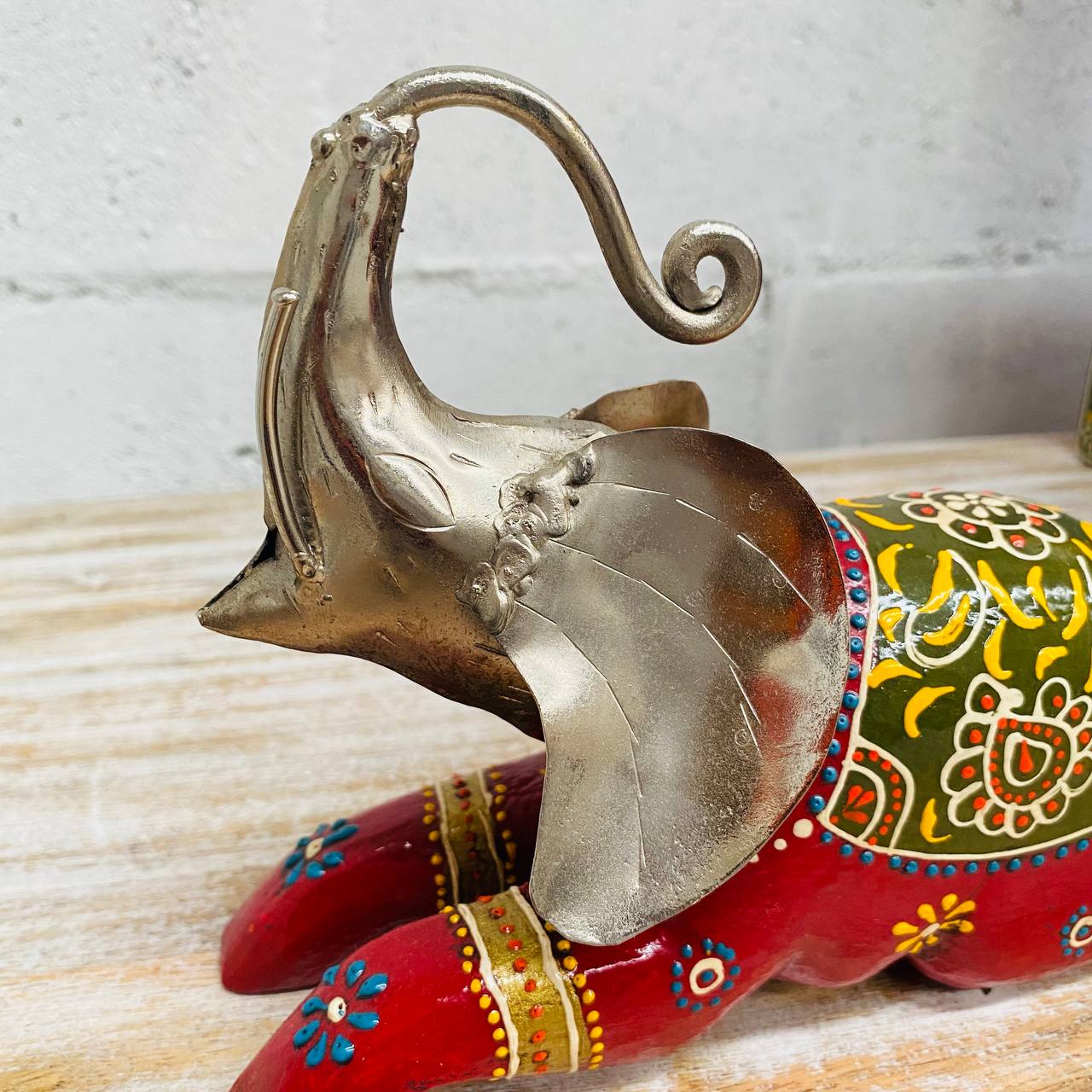 Figura de Elefante "Elegancia Tallada" - Sentado, Tallado y Pintado a Mano