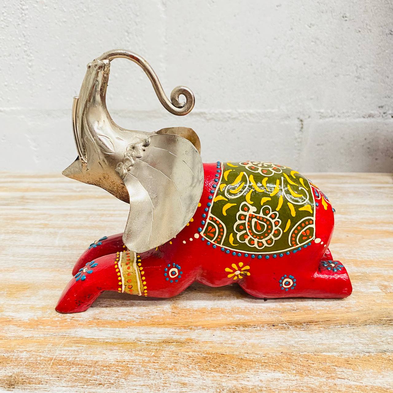 Figura de Elefante "Elegancia Tallada" - Sentado, Tallado y Pintado a Mano