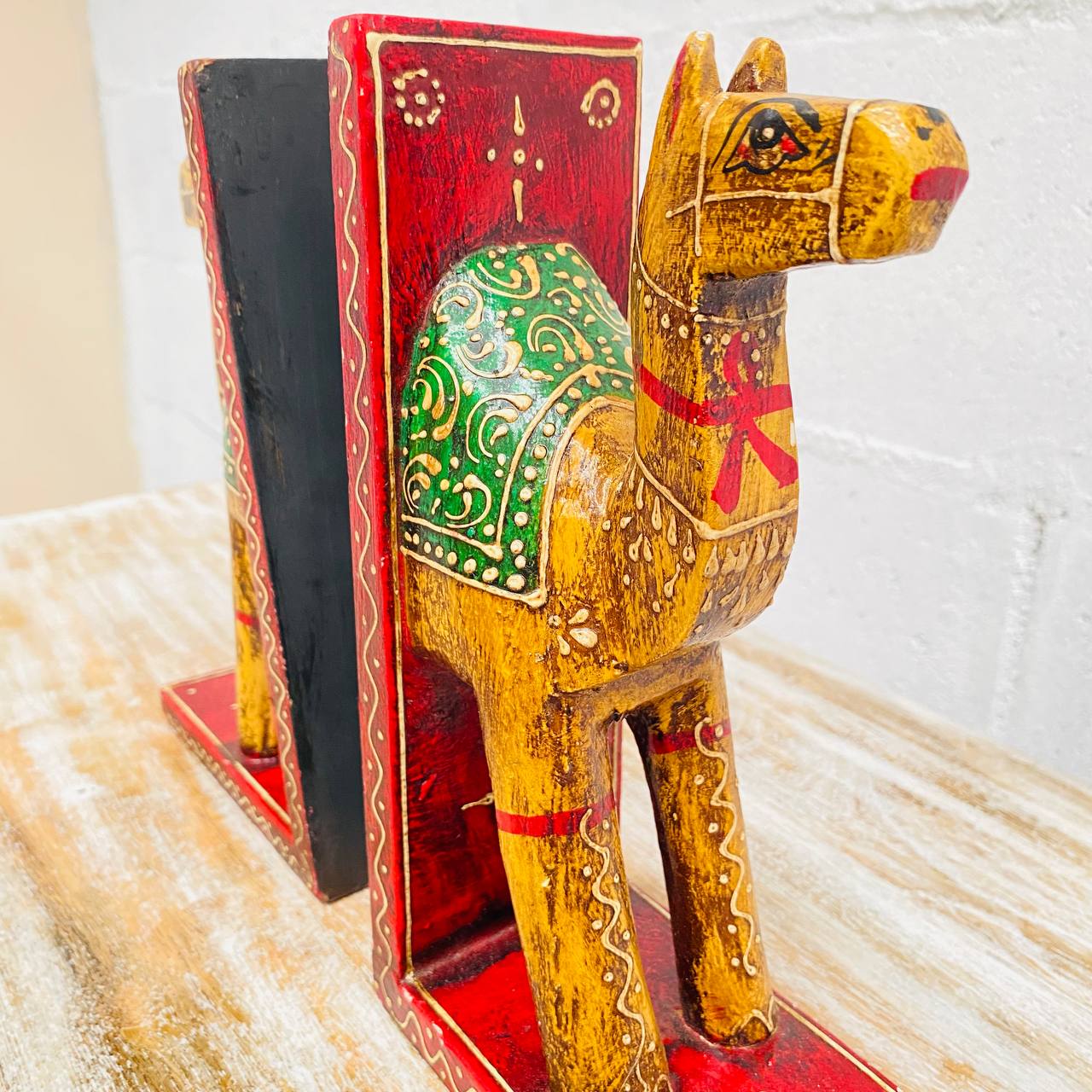 Porta Libros "Elegancia Tallada" -  Tallada y Pintada a Mano en Madera