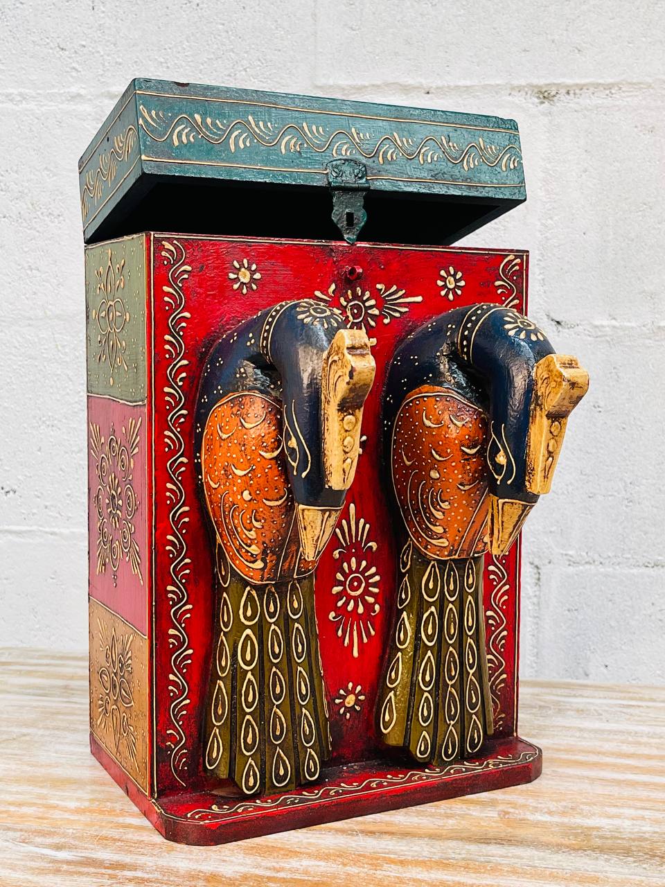 Caja Botellera "Doble Elegancia" - Madera Tallada, Pintada a Mano con Diseños, Doble Compartimento y Cabeza de Pavo