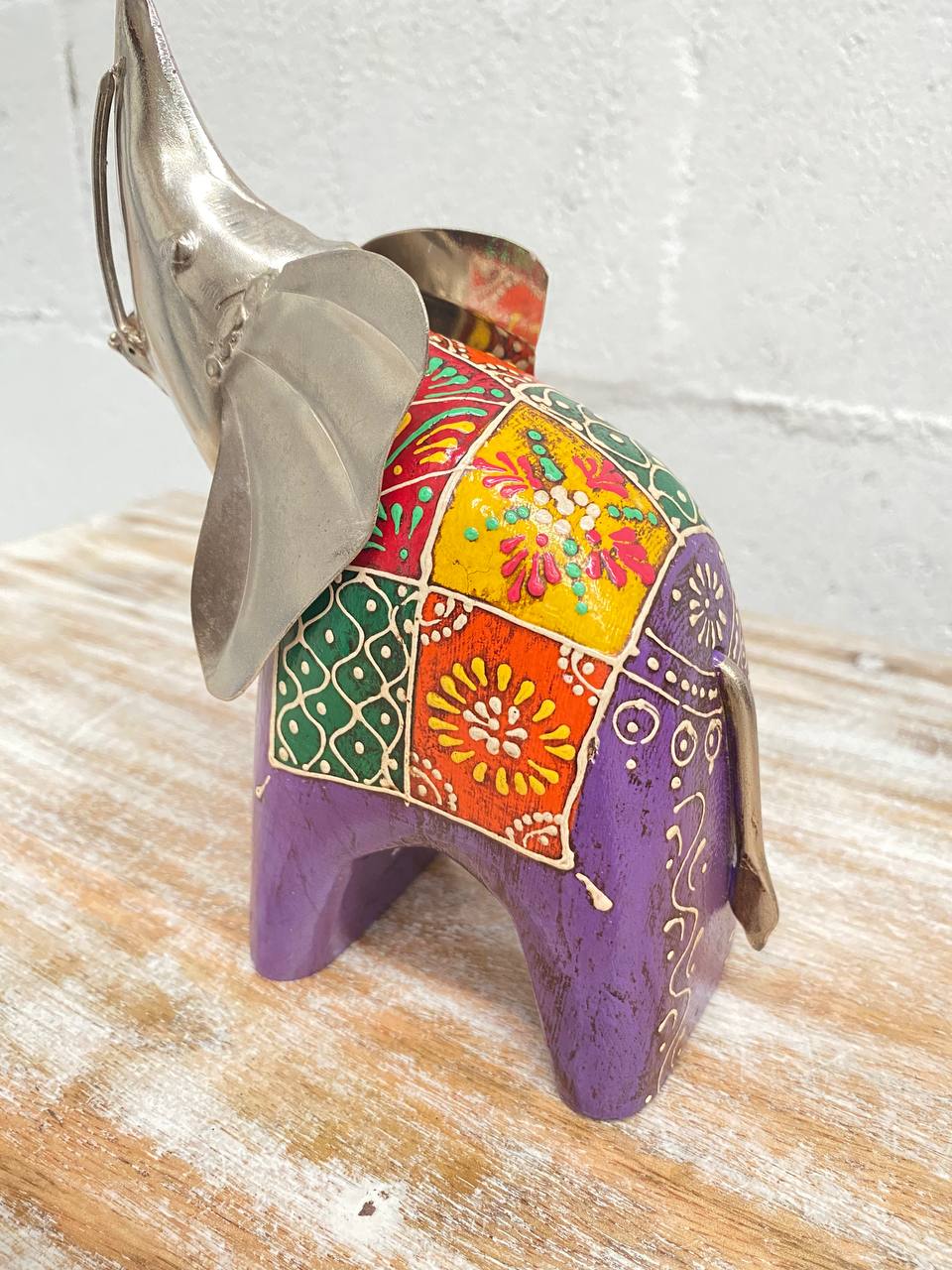 Figura de Elefante "Arte en Madera y Latón" - Trompa Alzada con Campana, Detalles Pintados a Mano