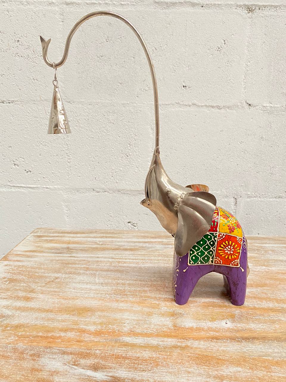 Figura de Elefante "Arte en Madera y Latón" - Trompa Alzada con Campana, Detalles Pintados a Mano