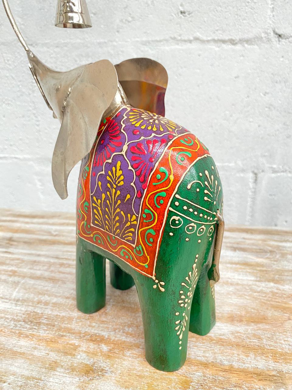 Figura de Elefante "Arte en Madera y Latón" - Trompa Alzada con Campana, Detalles Pintados a Mano