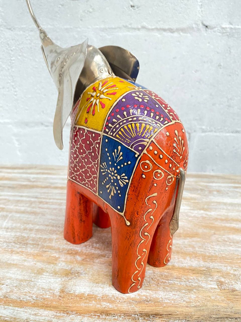 Figura de Elefante "Arte en Madera y Latón" - Trompa Alzada con Campana, Detalles Pintados a Mano