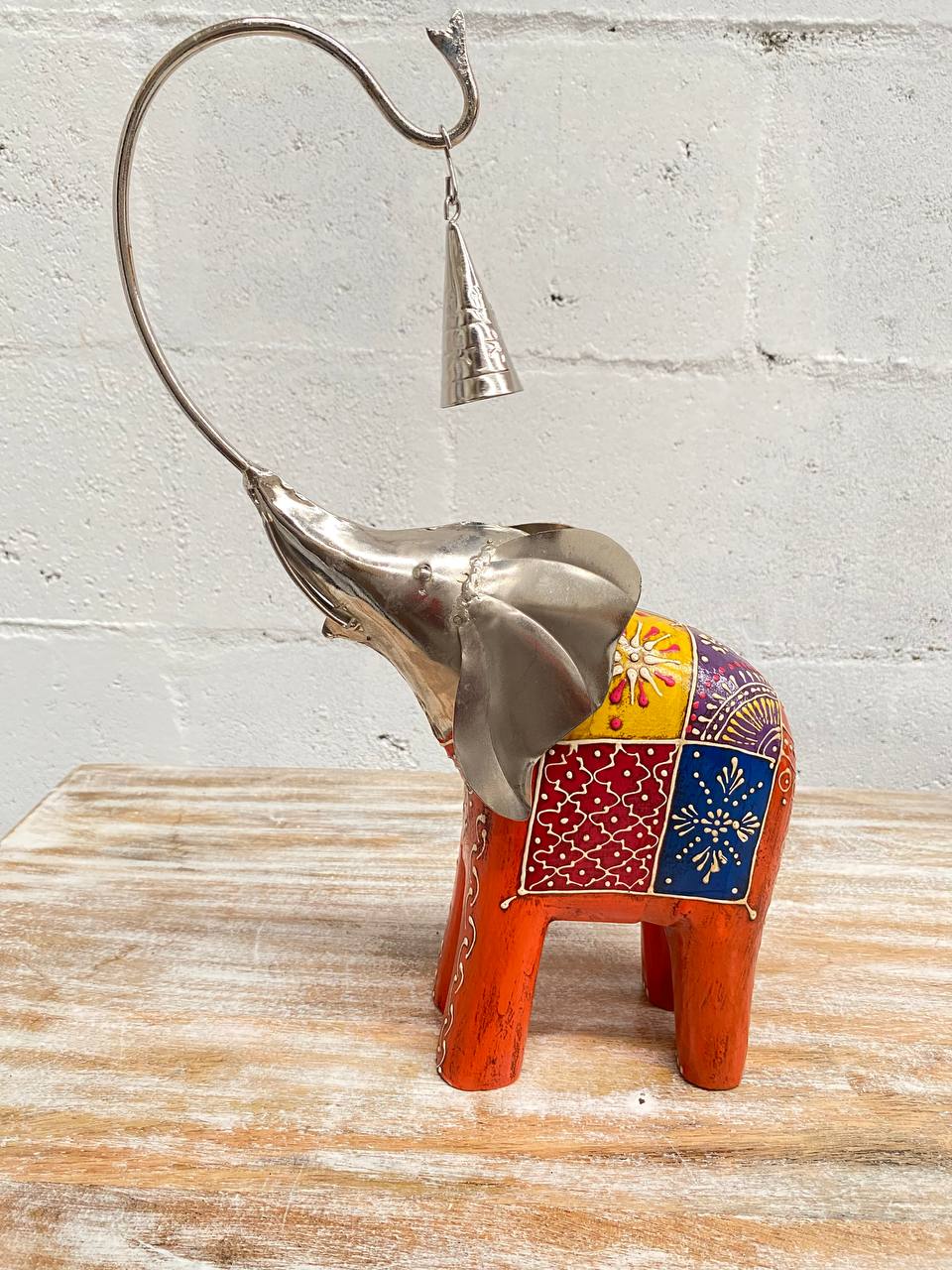 Figura de Elefante "Arte en Madera y Latón" - Trompa Alzada con Campana, Detalles Pintados a Mano