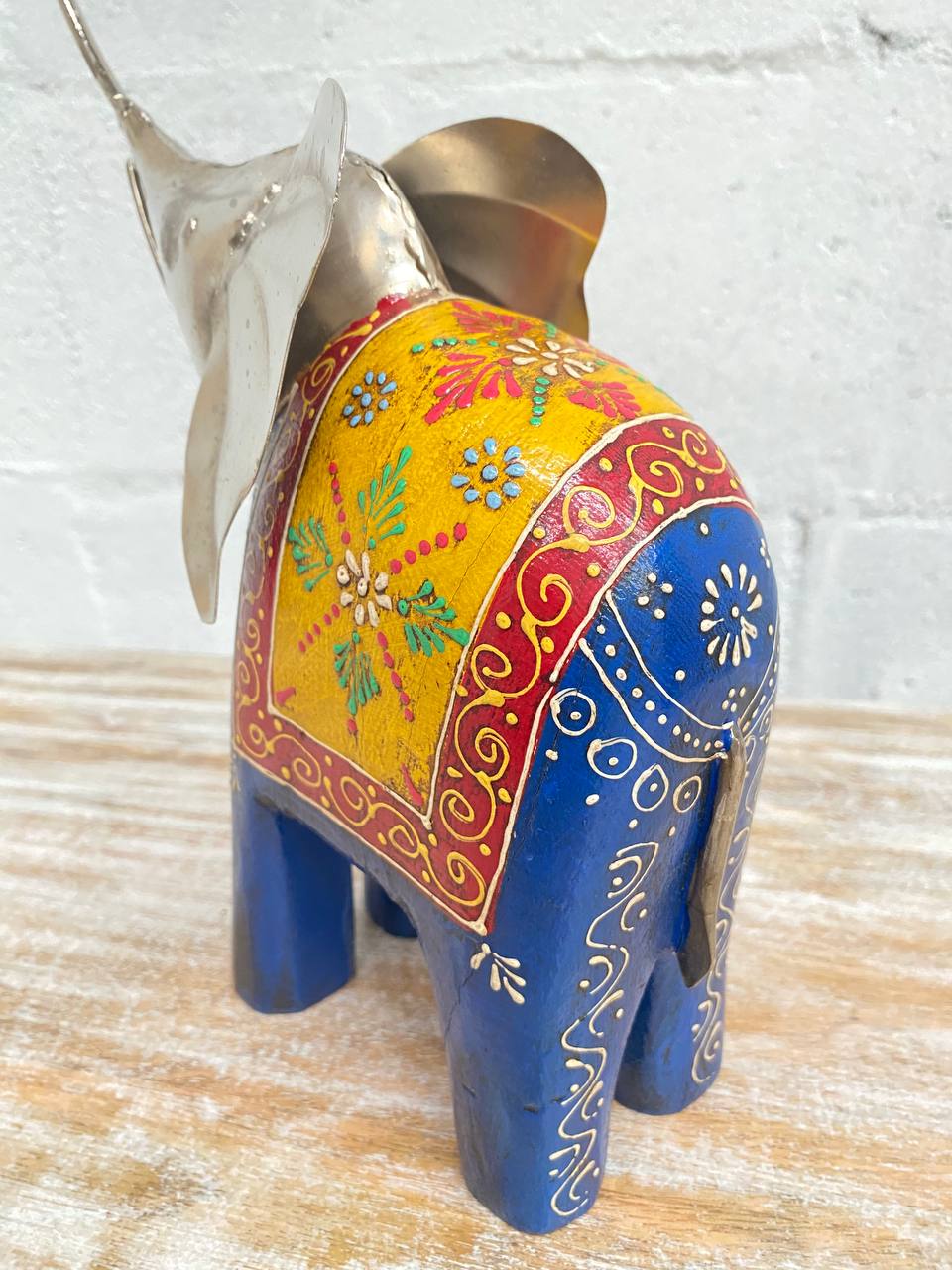 Figura de Elefante "Arte en Madera y Latón" - Trompa Alzada con Campana, Detalles Pintados a Mano