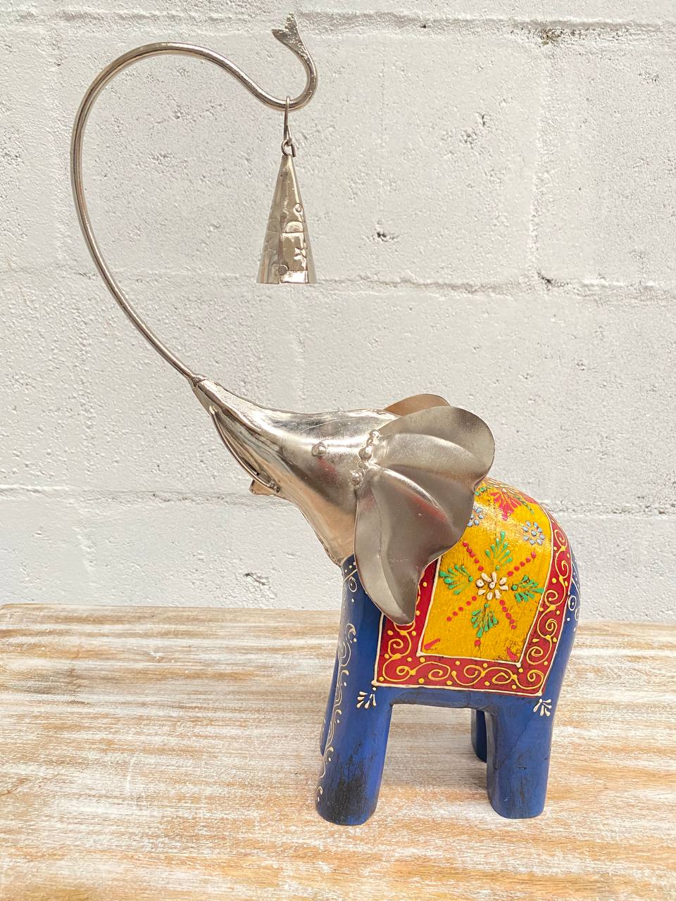 Figura de Elefante "Arte en Madera y Latón" - Trompa Alzada con Campana, Detalles Pintados a Mano