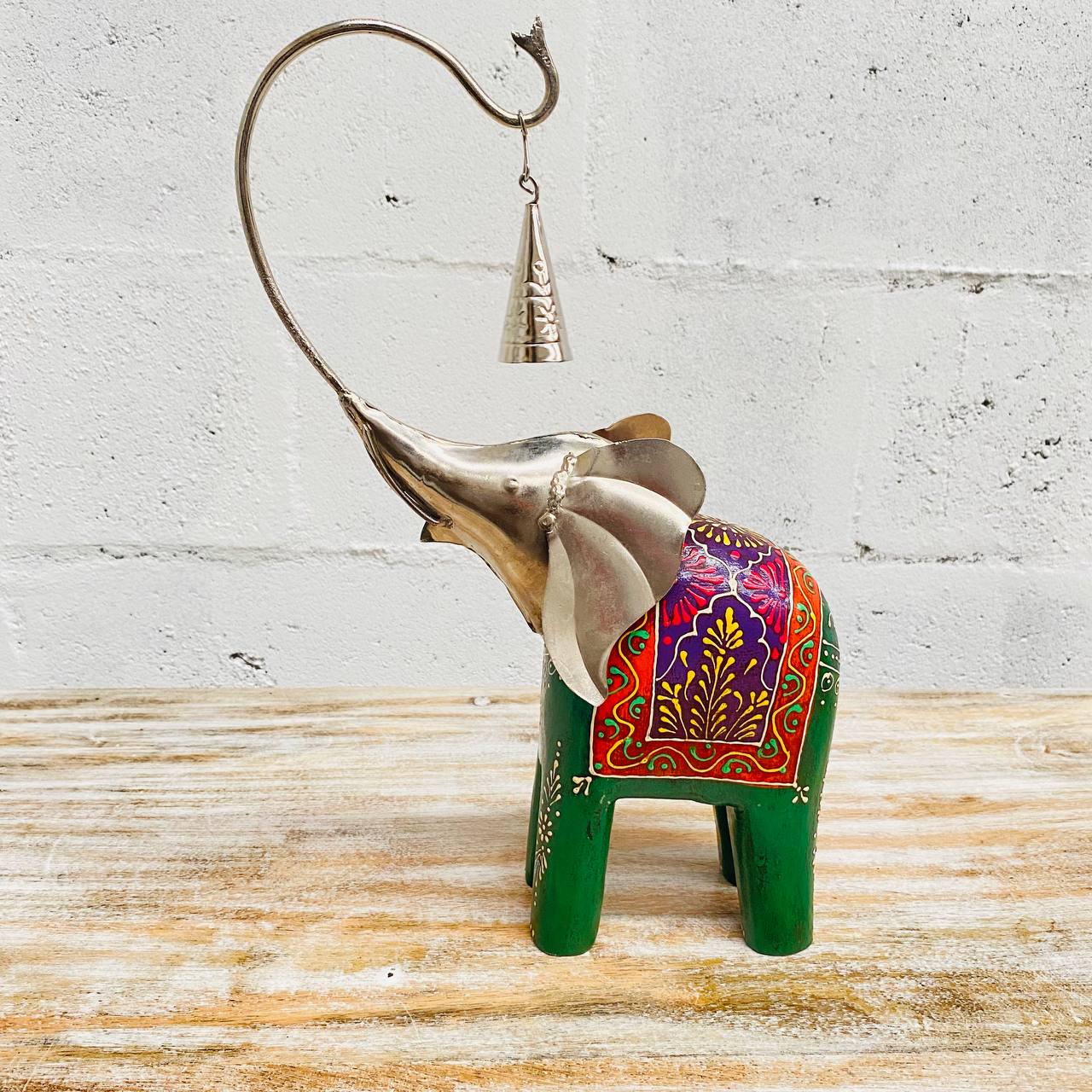 Figura de Elefante "Arte en Madera y Latón" - Trompa Alzada con Campana, Detalles Pintados a Mano