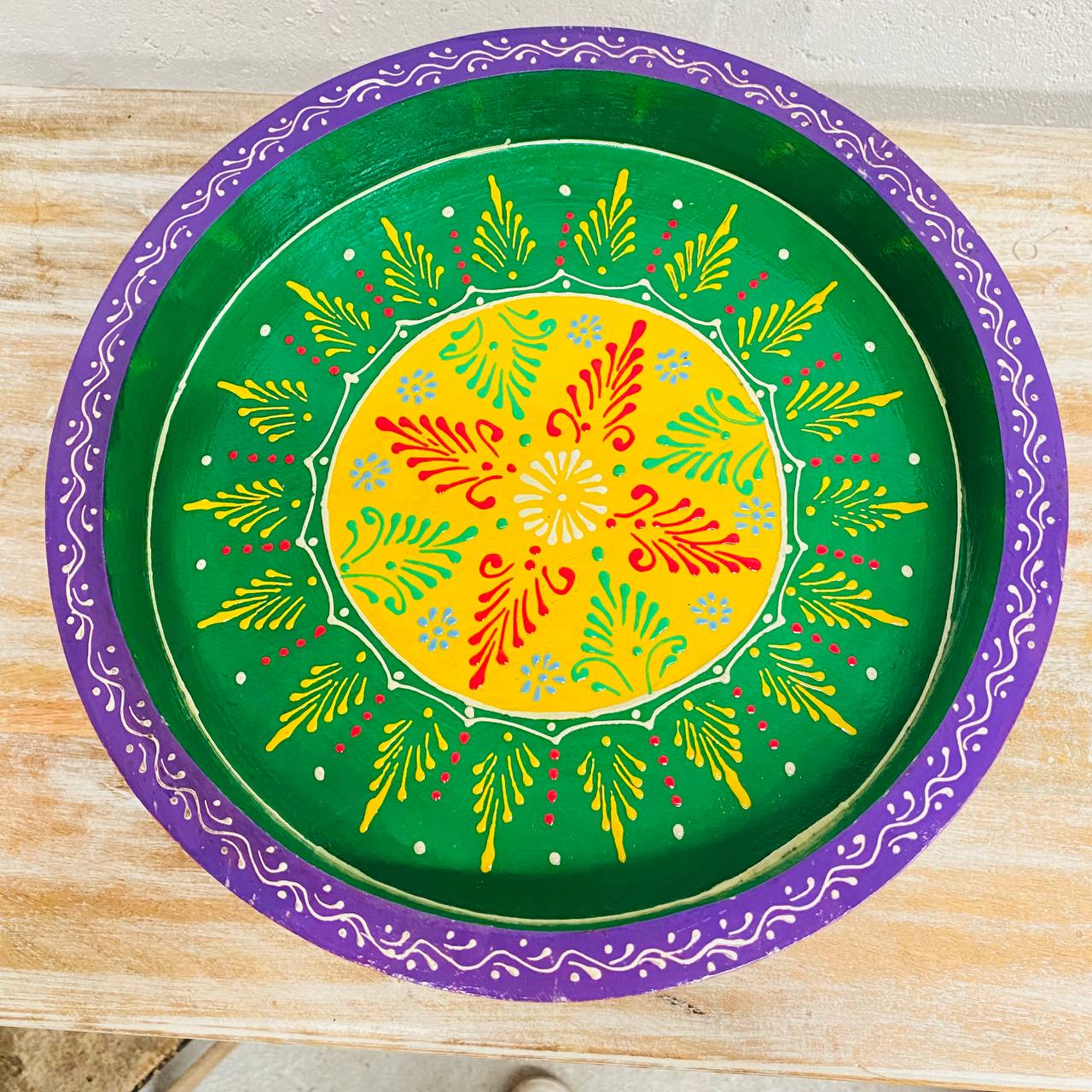 Frutero "Elegancia Tallada" - Madera Pintada y Tallada a Mano