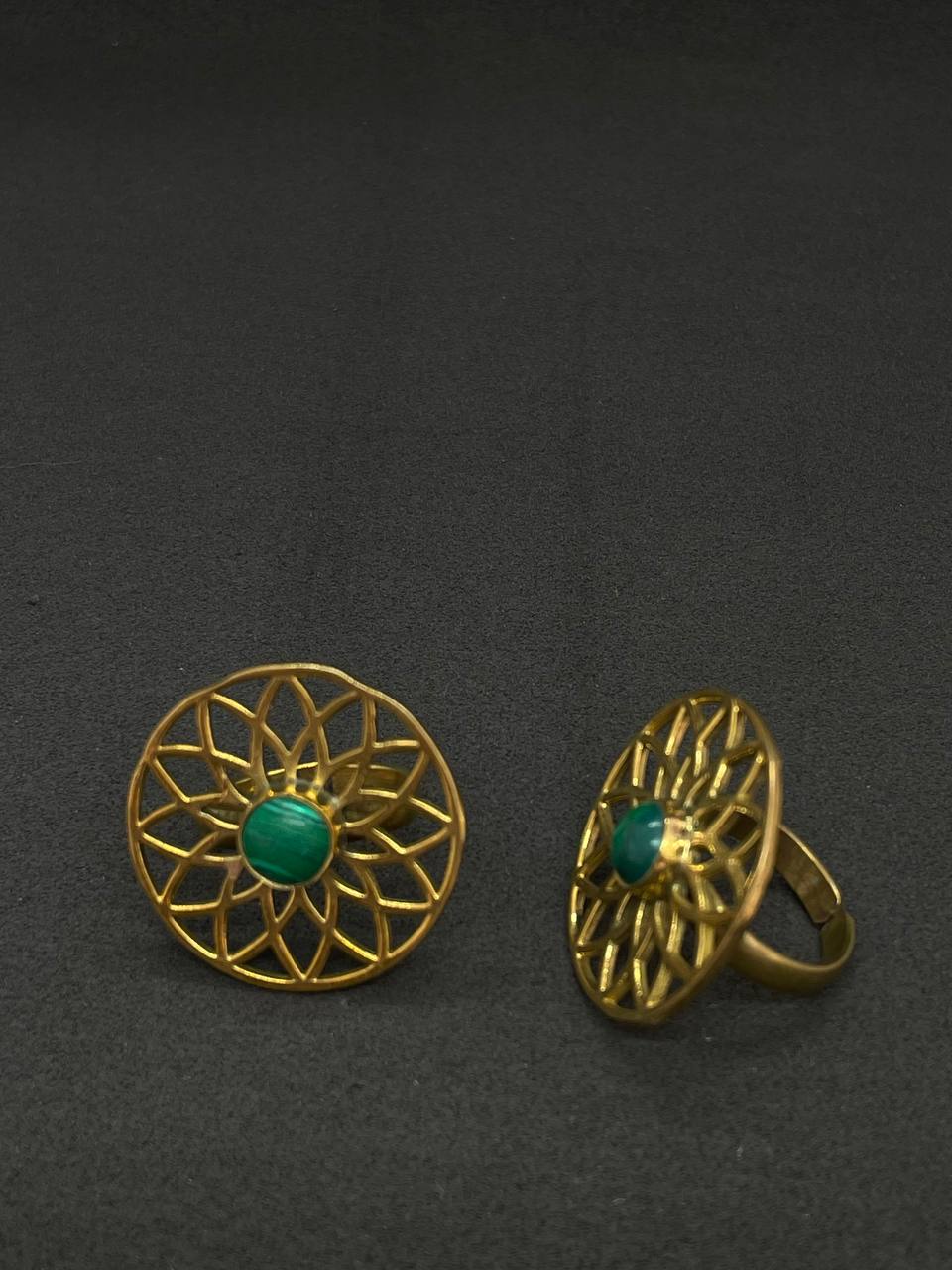 Anillo Dorado con Diseño de Mandala y Piedra de Aventurina - Equilibrio Espiritual