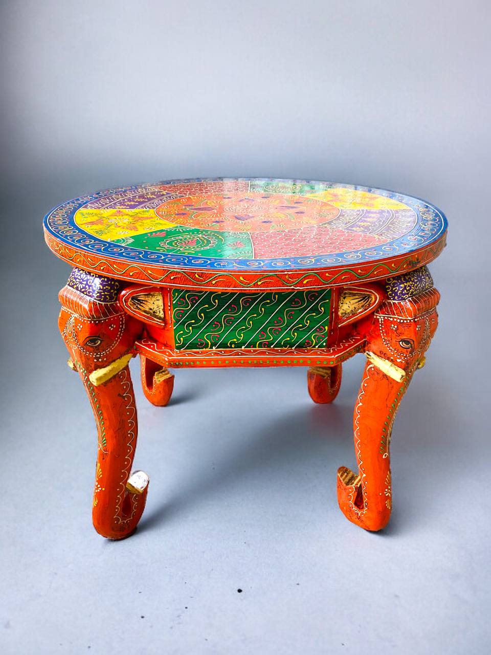 Mesa¿ Redonda Pequeña Multicolor con Diseños y Patas en Forma de Elefantes