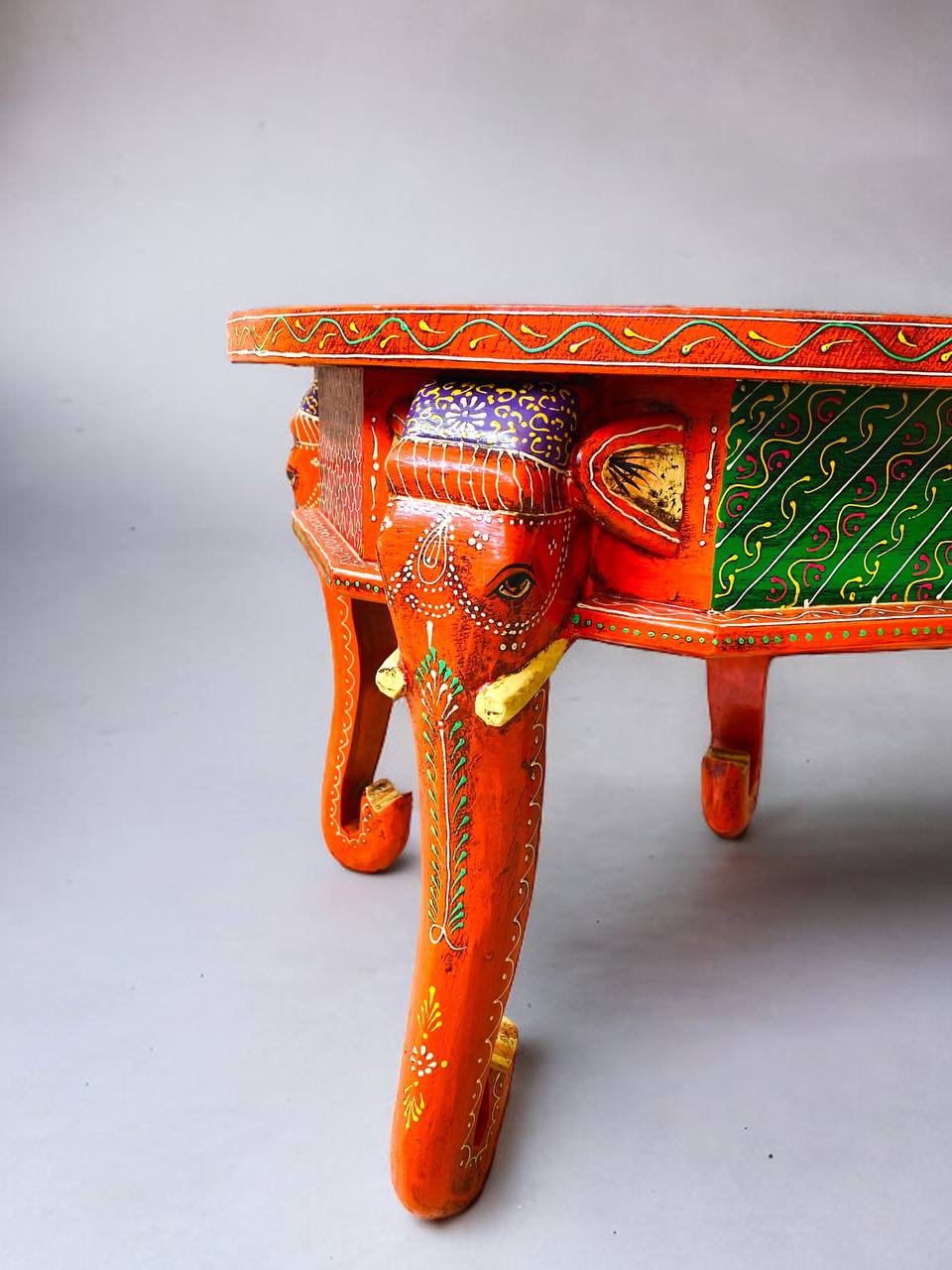 Mesa¿ Redonda Pequeña Multicolor con Diseños y Patas en Forma de Elefantes