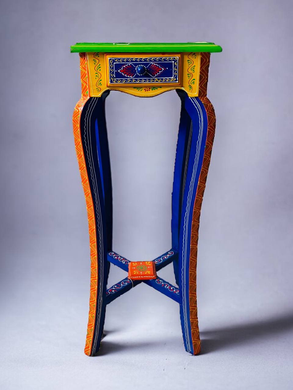 Mesa Pequeña de Madera Pintada a Mano con Diseños Multicolores y Patas de Sable