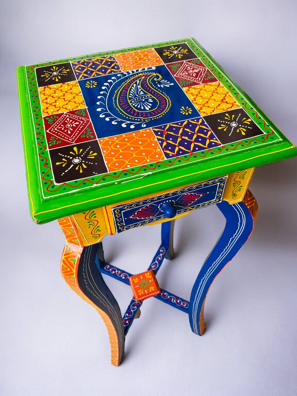 Mesa Pequeña de Madera Pintada a Mano con Diseños Multicolores y Patas de Sable