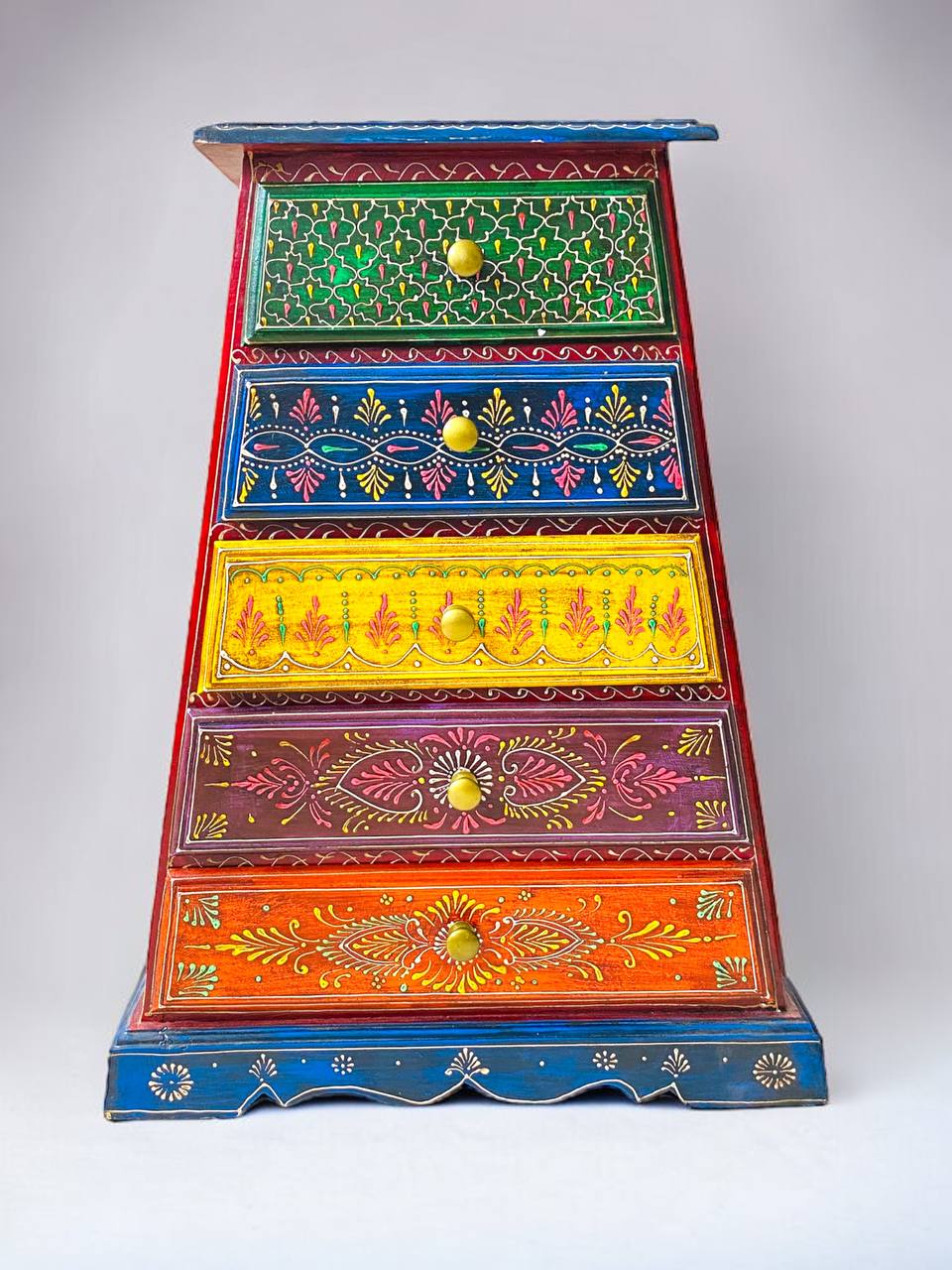 Mesa Pequeña de Madera Pintada a Mano con Diseños Multicolores y Forma de Pirámide