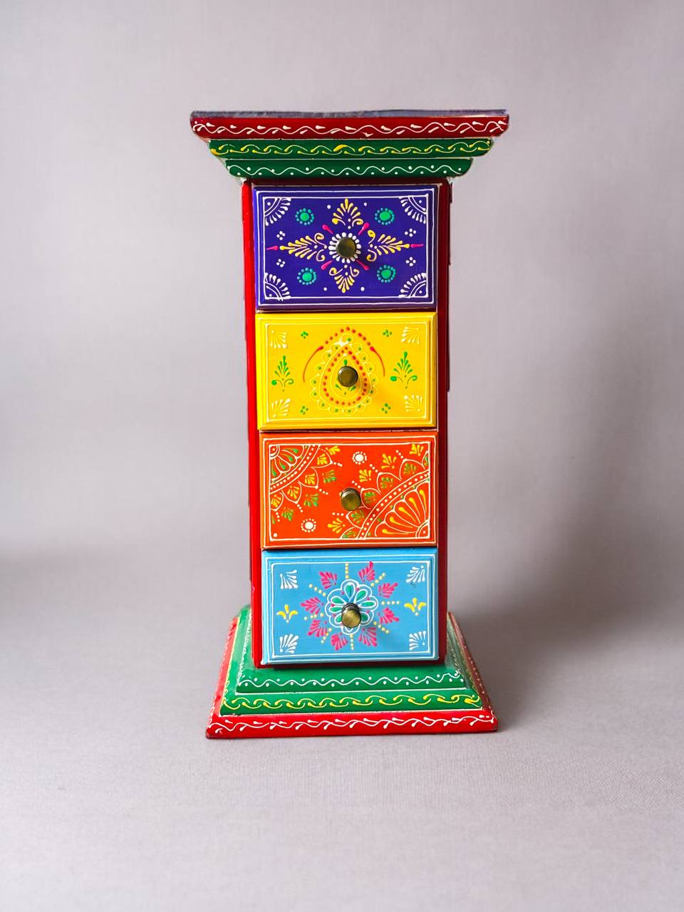 Mesa de Noche Pintada a Mano con Diseños Multicolores
