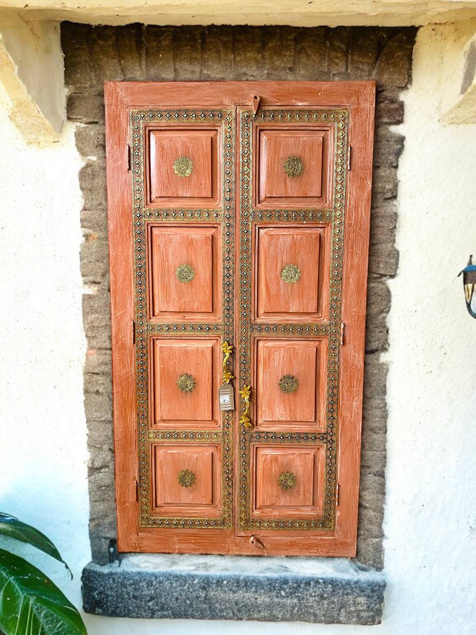 Puerta de Madera Vintage con Detalles en Latón Dorado