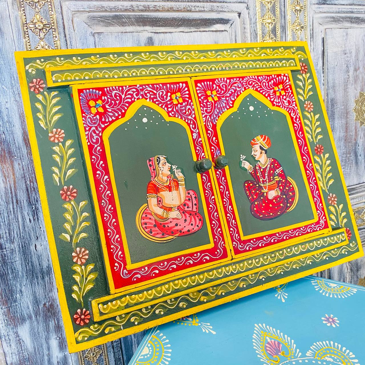 Espejo Decorativo en Madera Pintado a Mano con Diseño de Pareja Hindu