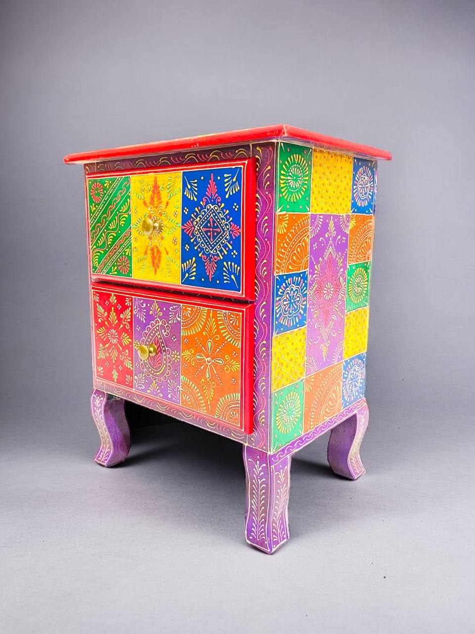 Mesa de Noche Pintada a Mano con Estilo Cabriol y Diseños Multicolor