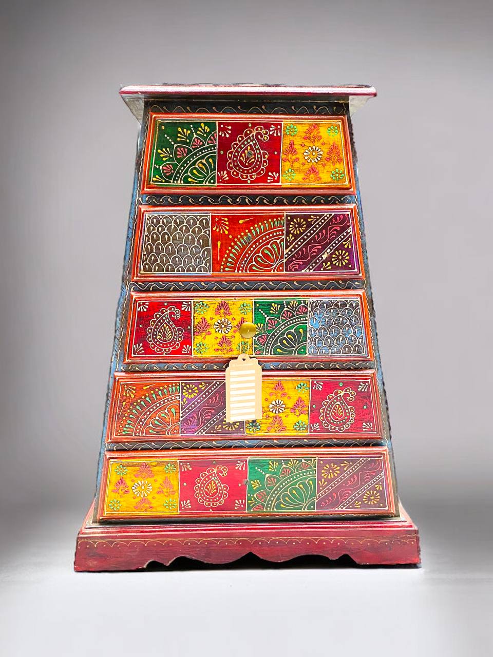 Mesa Pequeña de Madera Pintada a Mano con Diseños Multicolores y Forma de Pirámide