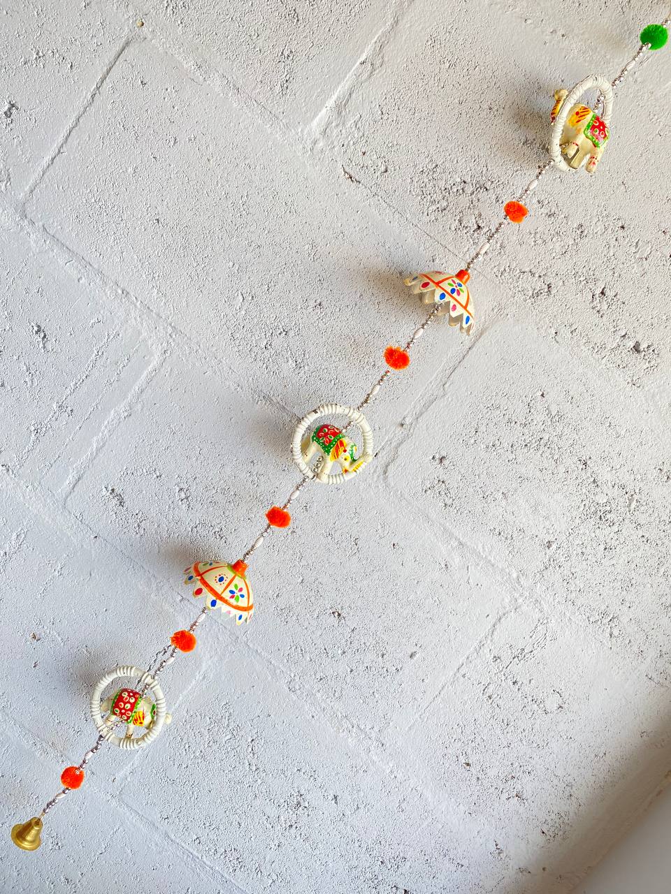 Colgante de Campanas y Elefantes en fibra Blanco