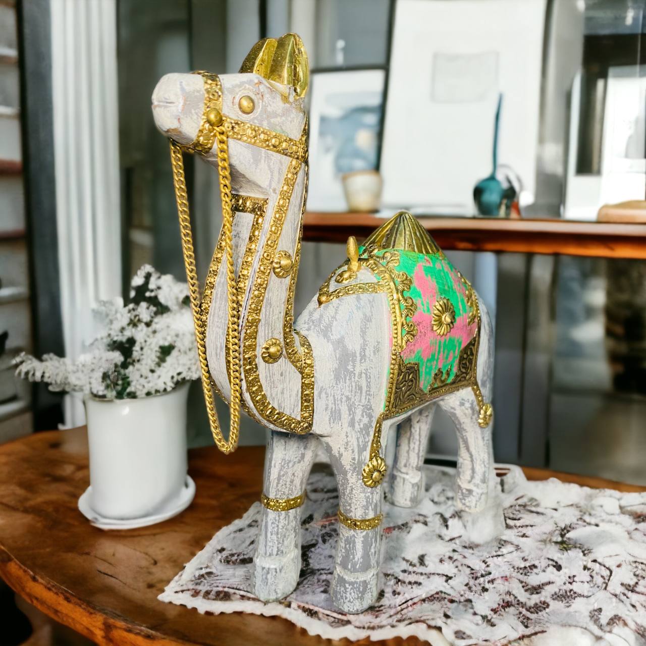 Figura de Camello "Encanto Oriental" - Madera Tallada con Apliques en Bronce, Diseño Vintage y Toques Dorados